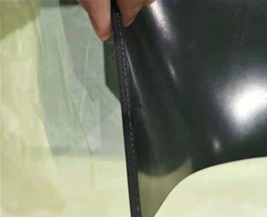 天然橡膠板的老化或變色現象。